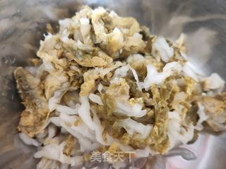五花肉粉丝炖酸菜的做法步骤:5