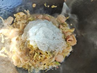 五花肉粉丝炖酸菜的做法步骤:15