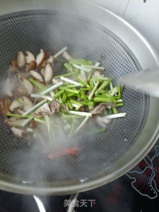 蒜黄炒香菇的做法步骤：8