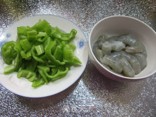 青椒虾仁炒铁棍山药粉条的做法步骤：2