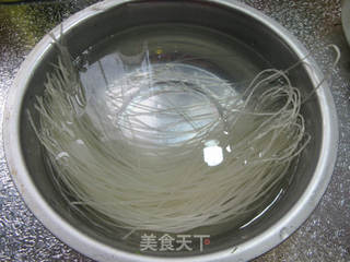 青椒虾仁炒铁棍山药粉条的做法步骤：3