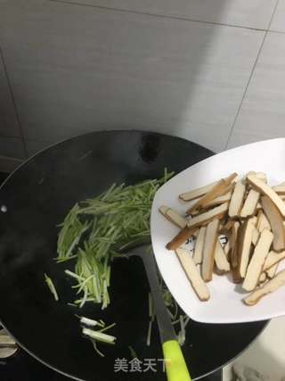 #蒜苗炒豆干的做法图解3
