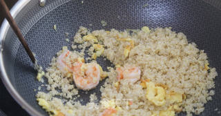 滑蛋虾仁藜麦饭的做法步骤：9