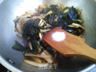 裙带菜烧白菜的做法步骤:7