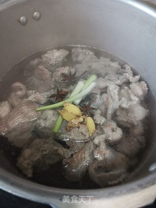 五香牛腩煲的做法步骤:3