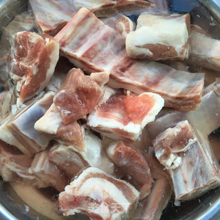 蘸汁手扒羊肉的做法步骤：1