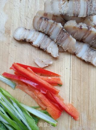 腊肉炒黄豆芽的做法步骤:3