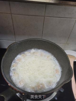 菠菜云吞面的做法步骤:6
