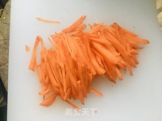 面筋胡萝卜丝拌菠菜的做法步骤：2