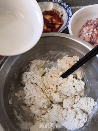 泡菜猪肉馅饺子的做法步骤:2