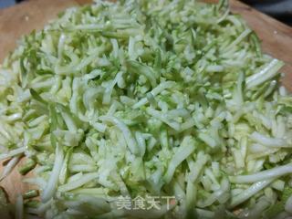 西葫虾仁烫面蒸饺的做法步骤:7