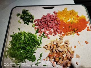 用烤海鸭蛋做的什锦炒饭,你没试过吧?的做法步骤:2