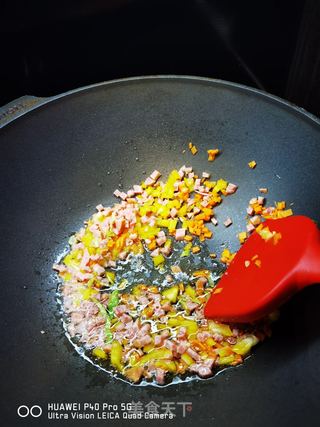 用烤海鸭蛋做的什锦炒饭,你没试过吧?的做法步骤:4