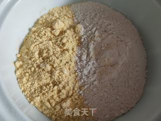 玉米面野菜鸡蛋蒸饺的做法步骤:2