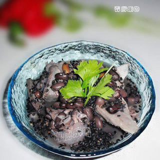 黑芝麻黑豆骨头汤