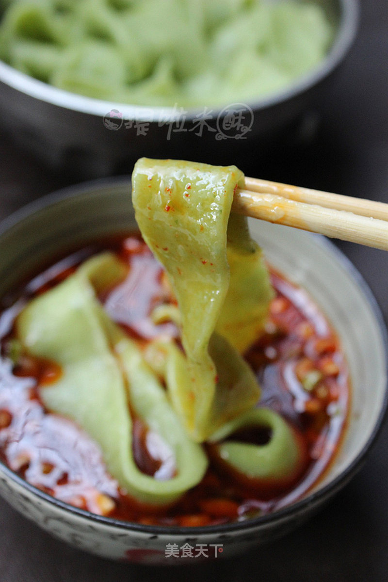 咥一口面，嘹扎咧——蒜蘸菠菜面