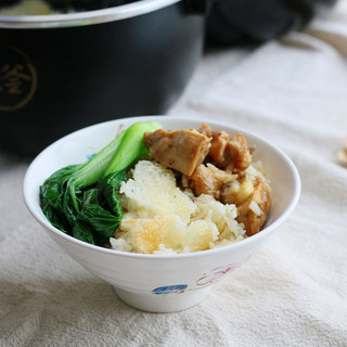 咸菜鸡肉煲仔饭电饭煲轻松做