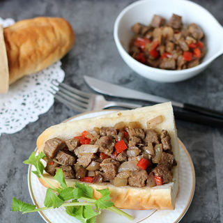 多汁碎牛排三明治