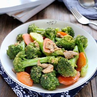 胡萝卜西兰花炒肉片