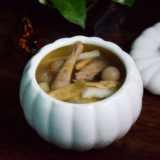 黄芪淮山桂圆炖鸽子