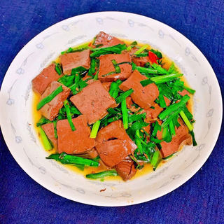 韭菜炒鸭血