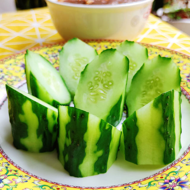 鸡蛋酱蘸黄瓜