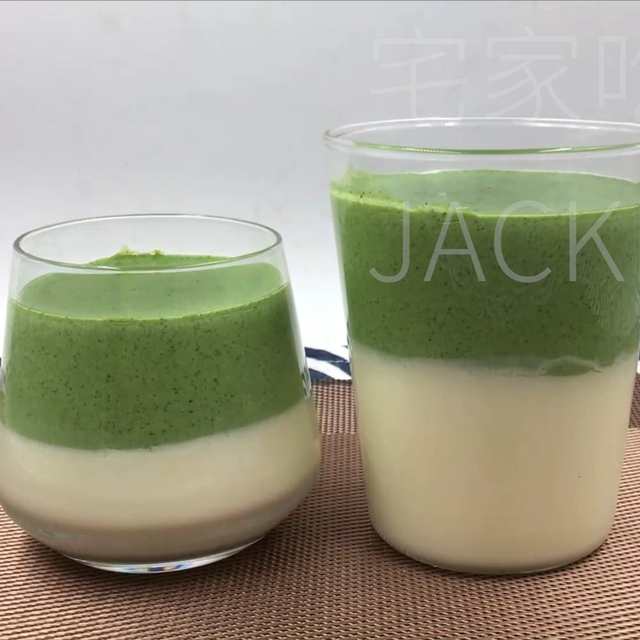 抹茶椰香双色冻，清凉与甜蜜的交织。