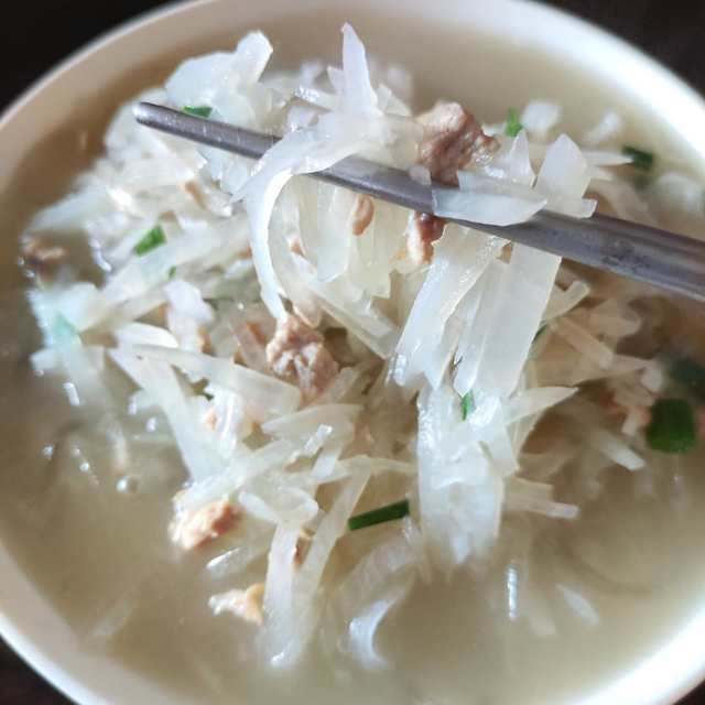 萝卜丝粉条肉片汤