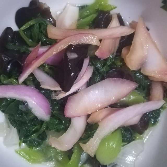 芹菜叶拌木耳