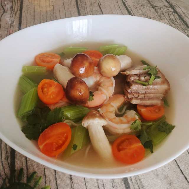 蔬菜鲜虾菌菇营养面