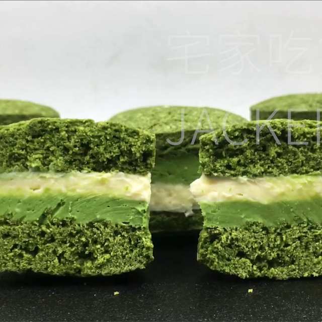 抹茶奶酪夹心司康，酥软与醇厚融合，甜心萌动，无法抵挡。