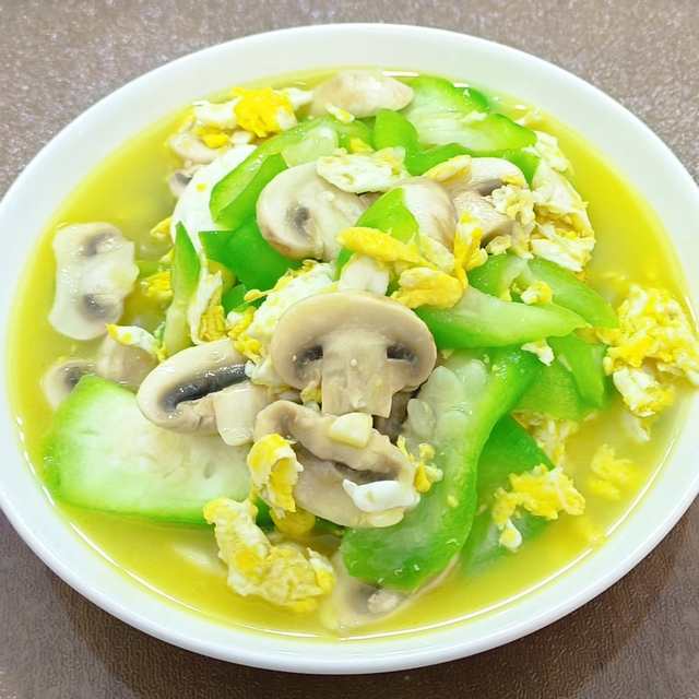 蘑菇鸡蛋煮棱角丝瓜